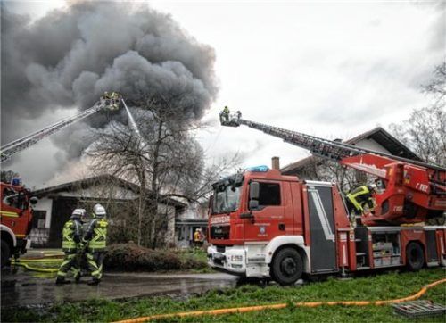 Die Feuerwehren konnten ein Übergreifen der Flammen auf ein benachbartes Wohngebäude verhindern.