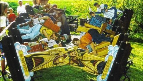 Die Figuren des Maibaums werden von Familie Steiner ausgebessert und hergerichtet. Foto Schwitteck