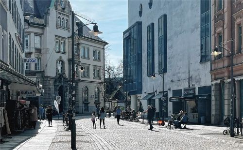 Die Fußgängerzone in Rosenheim, Münchener Straße, wird aufgerissen. Trotzdem gibt’s den Trödelmarkt am 1. Mai. Foto Stadtwerke Rosenheim