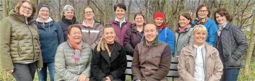 Die Gastgeber mit Samerberger Vermieterinnen: (sitzend, von links) Klara Wiesholzer, Corinna Sperger, Herbert Reiter und Ramona Sattlberger sowie (stehend, von links) Marlies Wiesholzer (Käseralm), Gisela Schober, Christa Moser, Katja Auer, Roswitha Estermann, Jana Huber, Katharina Wiesholzer, Katharina Riedl, Anne Huber und Anja Leichner. Foto Hötzelsperger