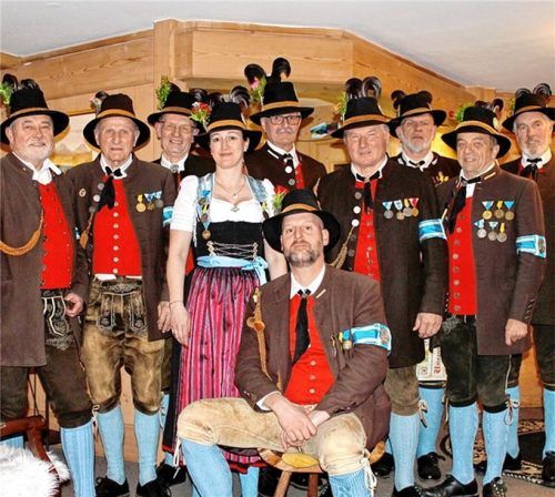 Die Geehrten der Gebirgsschützen: (von links) Karl Heinz Unger, Kaspar Frank, Sepp Astner, Marketenderin Barbara Wimmer, Eduard Westner, Sepp Schmid, Uwe Vater, Leutnant Hans Eder und Alfred Entfellner sowie (vorne) Markus Freund.Foto Hötzelsperger