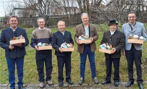 Die geehrten Sodalen: (von links) Andreas Thusbaß, Michael Kirschner, Hans Thusbaß, Hans Furtner, Josef Thusbaßsowie Anton Grießer.Foto Niessen
