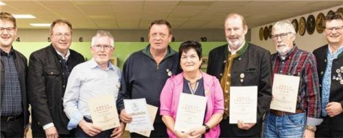 Die geehrten Vereinsmitglieder, eingerahmt von den Ehrengästen der Jahreshauptversammlung der Schützengesellschaft Mößling: (von links) Bürgermeister Michael Hetzl, Schützenmeister Konrad Bauer, Sepp Bernhart, Johann Biermaier, Marille Bernhart, Ulrich Niederschweiberer, Toni Maier und Zweiter Gauschützenmeister Reinhard Priller. Foto re