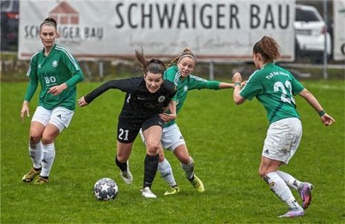 Die Gegnerin ist schneller: Vanessa Meingaßner (schwarz) setzt sich gegen Verena Rechberger durch.Foto Habermann