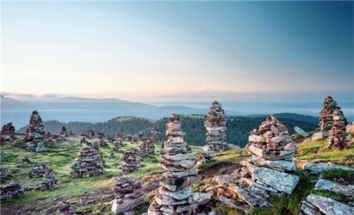 Die geheimnisvollen „Stoanernen Mandln“ sind einer derbekanntesten sogenannten Kraftplätze in Südtirol. Foto djd/IDM Südtirol/Clemens Zahn