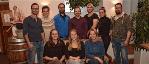 Die Geschicke des Vereins leiten künftig (hinten, von links) Bernhard Obermaier, Veronika Grießer, Maximilian Aimer, Stephan Rinser, Dominik Maier, Stephanie Lang und Hans Bauer sowie (vorne, von links) Verena Freiberger, Franziska Sewald und Veronika Obinger.Foto re
