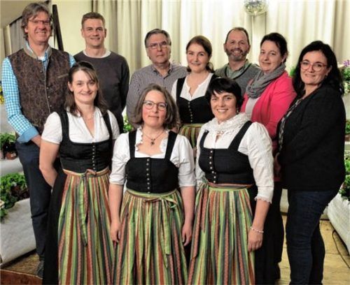 Die Geschicke des Vereins leiten (vorne, von links) Barbara Mayer, Maren Schnitzlbaumer und Christine Wick sowie (hinten, von links) Thomas Weber, Marinus Paul, Peter Gsinn, Elisabeth Dinzenhofer und Sebastian Raß, Maria Fischbacher und Rosemarie Kuchler. Foto Knarr