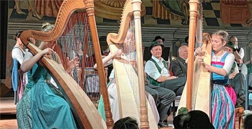 Die Gewinnerinnen des Wasserburger Löwen: Lena Fischer, Johanna Pongratz und Lena Neuner vom Harfentrio „Flinke Finger“ aus Partenkirchen. Foto Janeczka