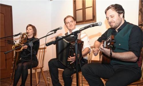 Die „Großstadt Boazn“ mit (von links) Birgit Tomys, Matthias Pürner und Benedikt Landenhammer begeisterte mit witziger und zünftiger Musik im Saal. Foto Ruprecht