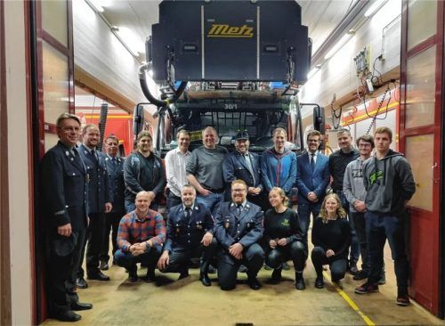 Die gut gelaunten Mitglieder der Schloßberger Feuerwehr auf der Hauptversammlung im Feuerwehrhaus. Foto re