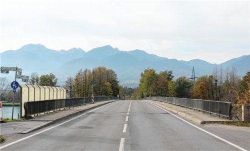 Die Innbrücke zwischen Nußdorf und Flintsbach befindet sich in einem nicht mehr zeitgerechten Zustand. Allerdings wird es vor 2025 keine Maßnahmen geben.Foto steffenhagen