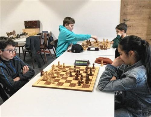 Die Inntaler Schachfreunde Jakob Brunschmid (links) und Timo Adorian spielten beim Mannschaftswettkampf gegen Delicia Maier (rechts) und Samuel Heinzmann vom Schachverein Rosenheim.Foto re