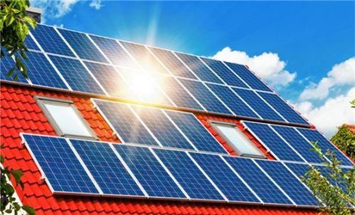 Die Investition in eine private Photovoltaikanlage können Hausbesitzer gegen Schäden und Ausfall absichern. Foto DJD/Waldenburger Versicherung/Getty Images/iStockphoto/fotojog