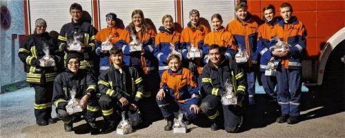 Die Jugendfeuerwehr Pittenhart mit Jugendwart Michael Künzner (kniend rechts) und seiner Stellvertreterin Theresa Emmerer (ganz links).Foto Künzner-Hingerl