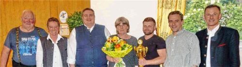 Die Organisatoren (von links) Toni Feistl und Hans Winkler zeichneten Thomas Mauermann aus Söllhuben (dritter Platz), Brigitte Stangl aus Kolbermoor (beste Frau), Sieger Josef Kloo aus Stephanskirchen und Uwe Kueres aus Eggstätt (zweiter Platz). Markus Waldmann von Auerbräu (rechts) freute sich mit den Gewinnern. Foto hö