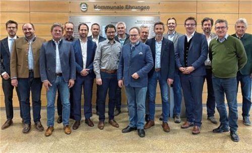 Die Parteifreien Bürgermeister aus dem Landkreis Rosenheim (von links) Karl Mair, Daniel Wendrock, Josef Niedermeier, Anton Baumgartner, Christoph Vodermaier, Holger Steiner, Johannes Zistl, Hans Murner, Andreas Friedrich, Rudi Leitmannstetter, Thomas Weber, Simon Frank, Christoph Schneider, Georg Huber und Bernd Fessler.Foto huber