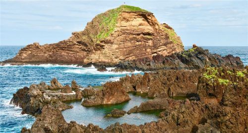 Die rauen, vulkanischen Küsten entdeckt man am besten beim Coastering. Fotos Karin Kudla