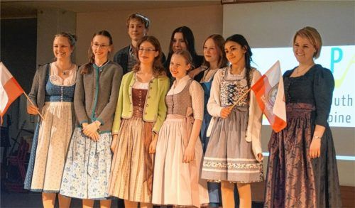 Die Rosenheimer Delegation: (vorne, von links) Lehrerin Friederike Fimm, Clara Veeh, Laura Paas, Johanna Zeitz, Farah Ben Slimane sowie (hinten, von links) Finn Butenandt, Angelina Mikulicic, Franziska Schroeder und Lehrerin Konstanze Hüttenhofer.Foto re