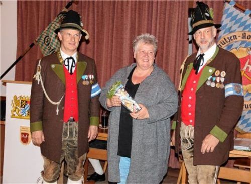 Die Spendenübergabe von 1400 Euro durch Hauptmann Sepp Stadler (links) und Hans Heibler, Organisator des Nikolausdienstes, an Alexandra Hausler für das Christophorushaus. Foto Schwitteck