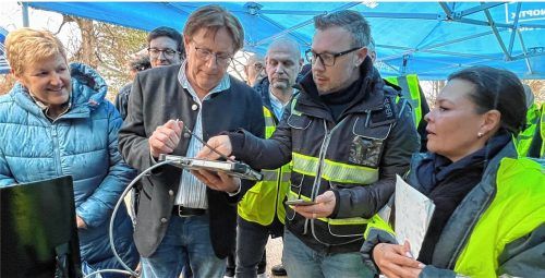 Die stationäre Geschwindigkeitsmessanlage an der Staatsstraße 2078 ist am Netz. Stephanie Potoschnik (vorn, von rechts) und Tobias Miller zeigen Zweitem Bürgermeister Dieter Kannengießer und Dritter Bürgermeisterin Sabine Balletshofer-Wimmer, wo die richtigen Haken am Laptop gesetzt werden müssen, um die Anlage scharfzuschalten. Fotos Gerlach