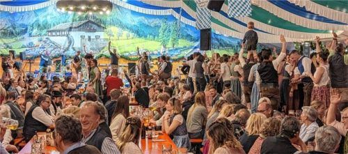 Die Stimmung im Festzelt war gigantisch und da hielt es viele nicht mehr auf den Sitzbänken. Fotos  hofmann