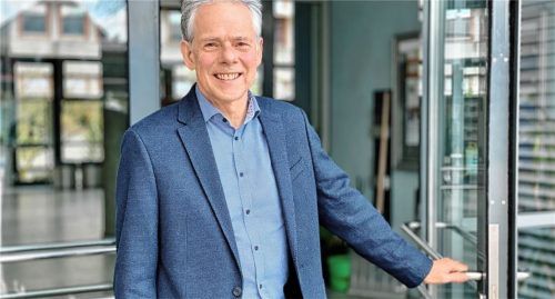 Die Tage, an denen Schulleiter Helmut Wittmann durch den Haupteingang des Waldkraiburger Gymnasiums geht, sind jetzt gezählt. Im Sommer ist überraschend Schluss. Foto Jörg Eschenfelder