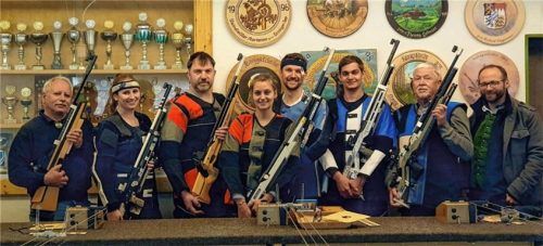 Die Teilnehmer der Jahresmeisterschaft: (von links) Johann Aicher, Daniela Dudek, Christian Schlosser, Veronika Brehmer, Florian Kornprobst, Josef Brehmer, Wolfgang Michel und Schützenmeister Rupert Marinus Wörndl.Foto Rehberg