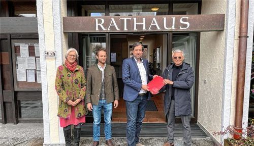 Die Übergabe des Bürgerbegehrens vor dem Rathaus: (von links) Sabine Fordemann, Sepp Steinmüller und (rechts) Markus Aicher überreichen die gut 700 Unterschriften an Oberaudorfs Bürgermeister Dr. Matthias Bernhardt. Foto Brunner