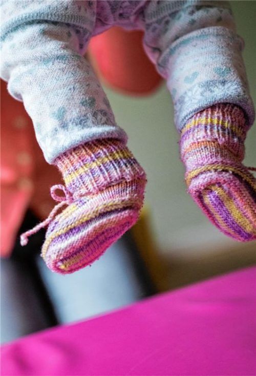 Die Vergütung für die Arbeit von Tagesmüttern im Landkreis Rosenheim möchte das Kreisjugendamt neu regeln. Der Kreisausschuss stoppte die Pläne vorerst.Foto dpa