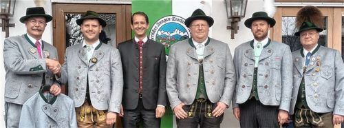 Die Vorfreude ist groß bei (von links) Gauvorsitzendem Pankraz Perfler, Vorsitzendem der Pfaffenhofener Trachtler Andreas Rausch, den beiden Schirmherren, Oberbürgermeister Andreas März und Schechens Bürgermeister Stefan Adam, Festleiter Michael Schlaipfer und Zweitem Gauvorsitzenden Markus Kronberger.Foto re