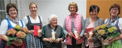 Die Vorsitzende der Frauengemeinschaft, Angela Kaffl (von links), bedankte sich bei den Ehrenmitgliedern Maria Fuchs, Johanna Schwaiger, Maria Zaißerer und Hilde Weiß für ihre langjährige Vereinstreue.Foto re