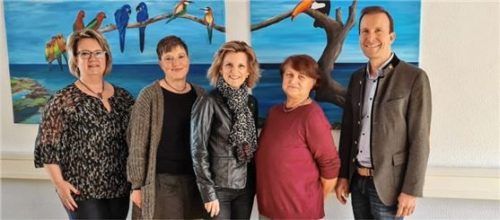Die Vorsitzende des Fördervereins Kinderklinik, Mihaela Hammer, die stellvertretende Leiterin der Beratungsstelle, Ulrike Schauberger, MdB Daniela Ludwig, die Leiterin der Beratungsstelle, Susanne Mittermair-Johnson, und CSU-Stadtrat Florian Ludwig (von links). Foto re