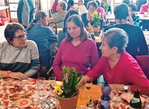 Die Vorsitzende des Seniorenbeirates, Irmgard Oppenrieder (links), in einem Beratungsgespräch beim Stadtverband der Arbeiterwohlfahrt. Foto Auer