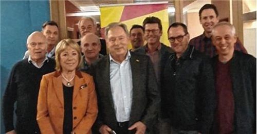 Die Vorstandschaft des FDP-Kreisverbandes steht für die Region (von links): Gunthard Anderer, Martina Blank, Heinz Hilgendorf, Dr. Jörg Buse, Georg Resch. (Hinten von links): Peter Reitzmann, Heinz Benninghofen, Werner Liebhart, Michael Fichtner, Dirk Peschutter und Florian Wöhrer. Foto re