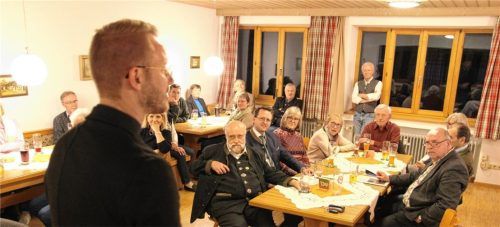 Diözesanpräses Christoph Wittmann (stehend) diskutierte mit Vertretern der Kolpingsfamilien aus der Region das neue Leitbild.Foto Hadersbeck