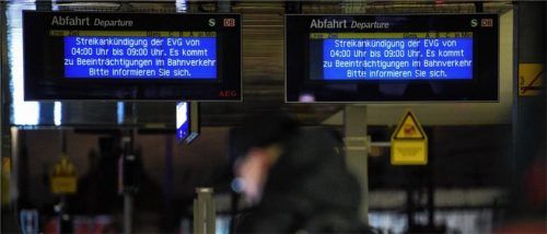 Displays am Münchner S-Bahnhof Hackerbrücke weisen mit der Aufschrift „Streikankündigung der EVG“ auf den Bahnstreik hin. Foto dpa