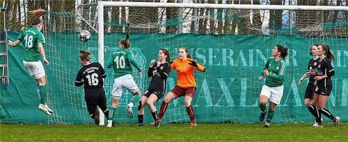 Doppeltorschützin Lena Grabmeier (links) erzielte per Kopf das 2:0. Foto Dirk Habermann
