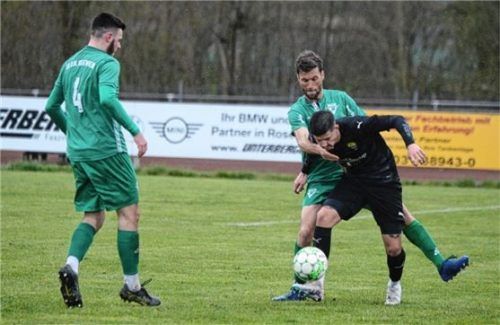 Duell um den Ball: Torschütze Thomas Weichselgartner (schwarz) im Zweikampf mit Benedikt Mittermayr. Carlos Kurzer beobachtet die Situation.Foto Ruprecht