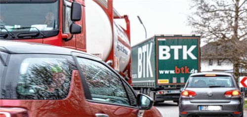 Durch Prutting donnert immer mehr Verkehr. Die Gemeinde sucht nach Verbesserung. Foto Thomae
