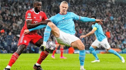 Ein Duell des Hinspiels: Manchesters Erling Haaland (rechts) gegen Bayern Münchens Dayot Upamecano. Foto dpa-Bildfunk/Jon Super
