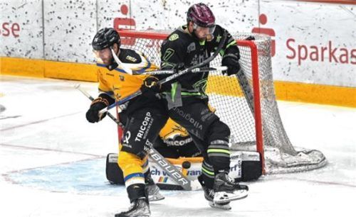 Ein harter Kampf wartet auf Marc Schmidpeter (rechts) und die Starbulls auch heute, Dienstag, in Tilburg. Foto Ziegler