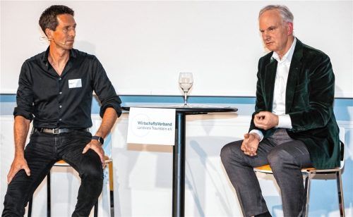 Ein Industrieland wie Deutschland braucht eine planbare Energieversorgung – das war ein Fazit in der angeregten Diskussion von Markus Pertl (links), Inhaber des Beleuchtungsexperten Siteco, und Volkswirt Johannes Teyssen, langjähriger Chef namhafter Energieunternehmen, mit dem Publikum beim Empfang der regionalen Wirtschaft. Foto Effner