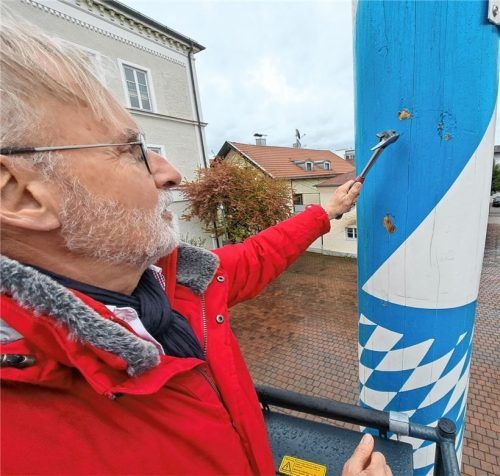 Ein Klopfkonzert mit hellen Tönen gab Martin Illner am Kolbermoorer Maibaum. Der Sachverständige war zufrieden, denn der Maibaum ist standfest genug. Fotos  Hadersbeck