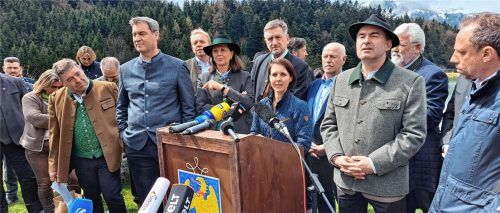 Ein paar Worte zum Wolf: Simone Braun, Wirtin vom Berggasthof Bichlersee, spricht, umringt von Markus Söder, Ilse Aigner, Hubert Aiwanger und Thorsten Glauber. Foto  Weiser