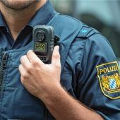 Polizeibeamte bespuckt und getreten