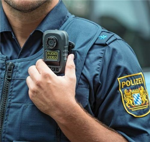 Ein Polizist präsentiert eine Bodycam. Alle Vorfälle in Rosenheim wurden mittels einer Kamera durch die Beamten aufgezeichnet.Foto DPA