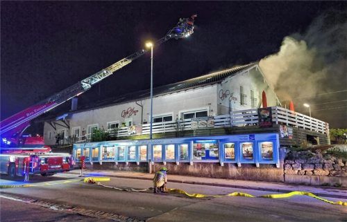 Ein Schaden im sechsstelligen Bereich entstand bei einem Großbrand in Bad Endorf. Das Gebäude ist unbrauchbar. Die Bewohner konnten sich alle in Sicherheit bringen. Foto Ammelburger