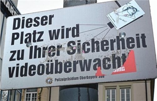 Ein Schild weist an der Kreuzung von Gillitzer- und Münchener Straße in Rosenheim auf die Videoüberwachung durch die Polizei hin. Foto hs/red (Montage)