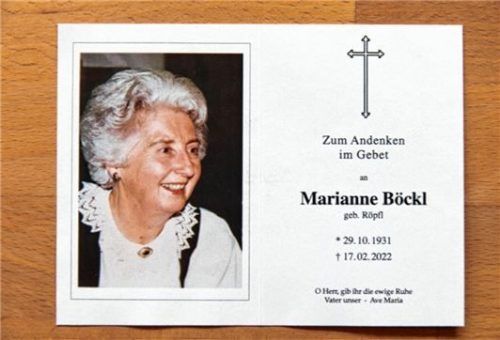 Ein Sterbebild erinnert an der 14. Station an Marianne Böckl, die die Votivtafeln malte.