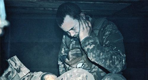 Ein ukrainischer Soldat hält sich in einem Unterstand die Ohren zu, während des russischen Beschusses an der Frontlinie in Bachmut.Foto DPA